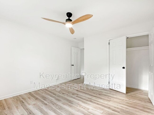 Building Photo - 651 Inglis Dr S E