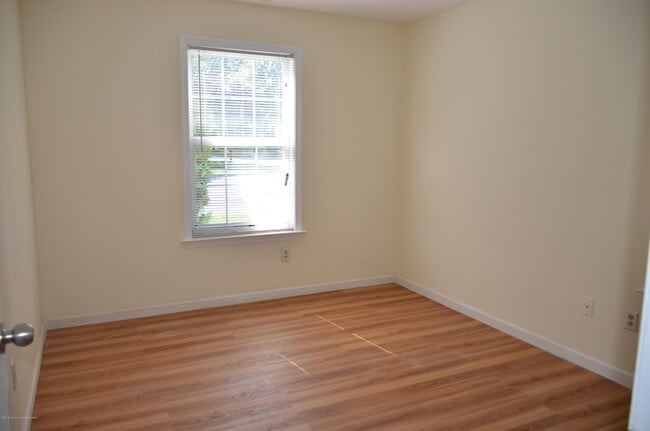 Building Photo - 997 Tarragon Ct