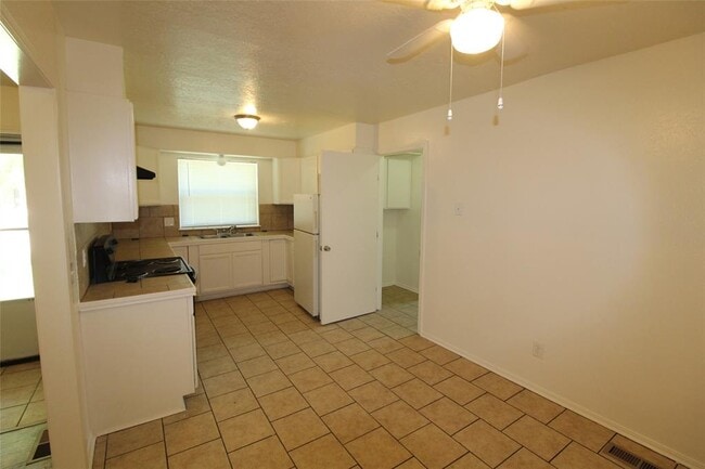 Building Photo - 211 Skylark Ct