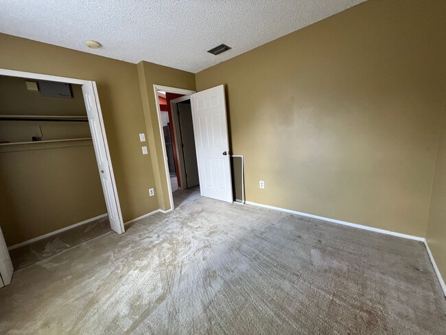 Building Photo - $1,695 ** Annual Lease ** 3 Bedroom / 2 Ba...