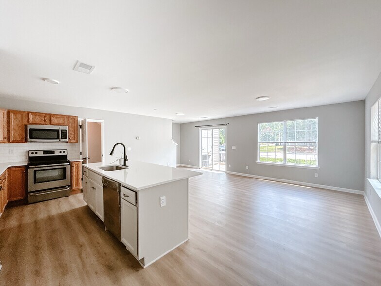 Building Photo - 215 Dillard Mill Dr
