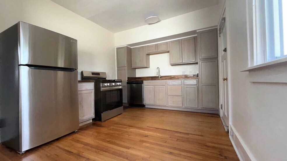 Building Photo - 3175 Oakshire Ave