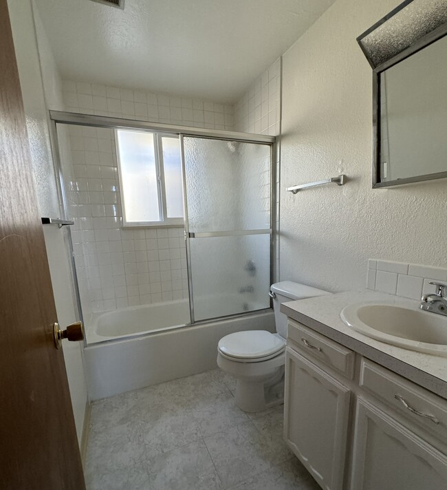 full bathroom - 1418 Kay St