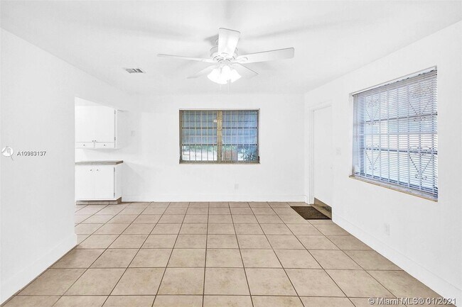 Building Photo - 11652 NE 11th Pl