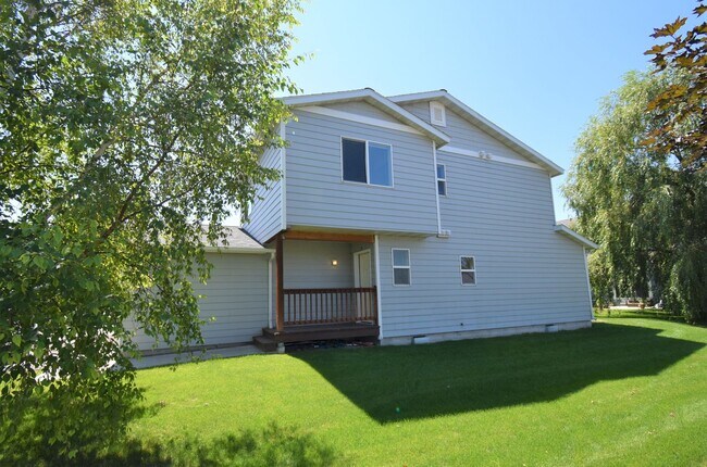 Building Photo - Townhouse style 2bed 1.5bath with attached...