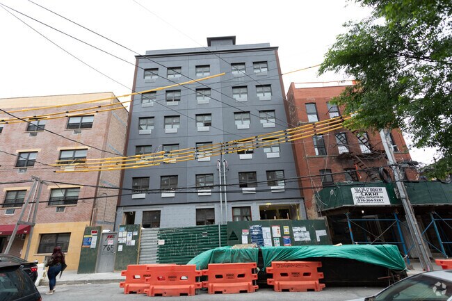 Building Photo - 765 E 214th St