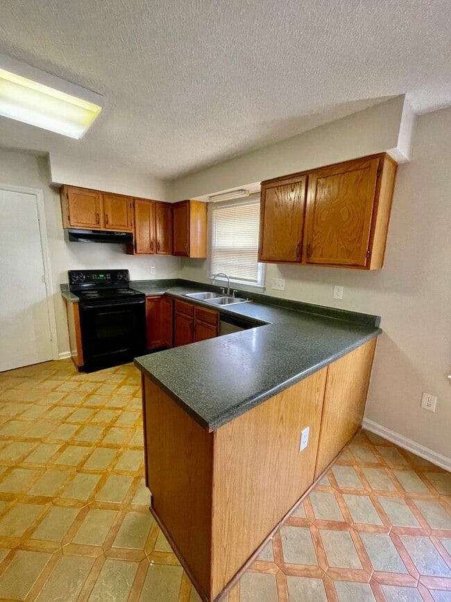 Building Photo - Welcome to this beautiful 5-bedroom, 2-bathroom home located in the vibrant city of Charlotte, NC