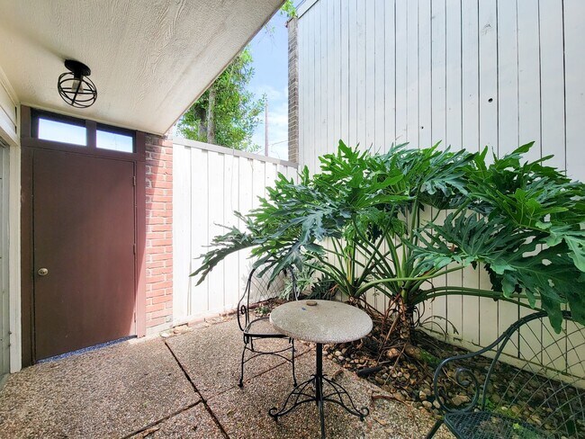 Building Photo - Stylish Townhouse in Prime Location – Walk...