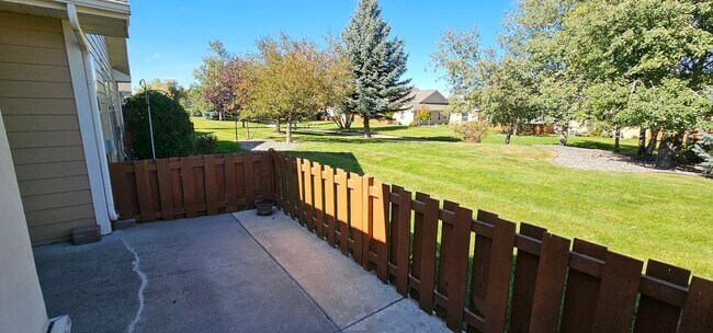 Building Photo - Beautiful 3 Bed 2 Bath One-Level Home Available in Quiet Neighborhood