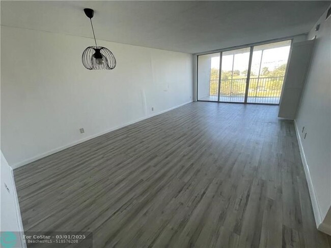 Building Photo - 2901 S Palm Aire Dr