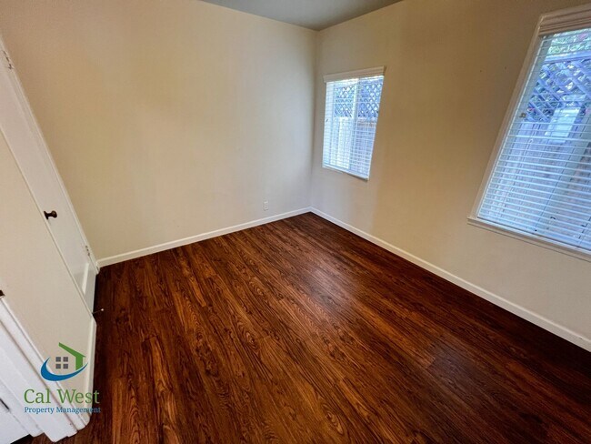 Building Photo - $2,595 - Darling 2 Bedroom 1 Bathroom Dupl...