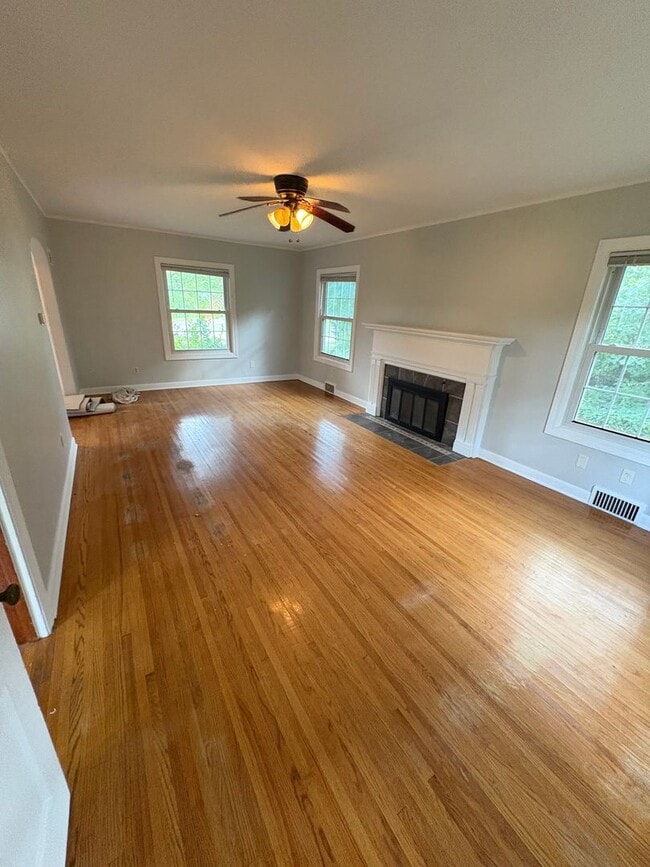 Building Photo - 4 bedroom 3 bathroom single family home