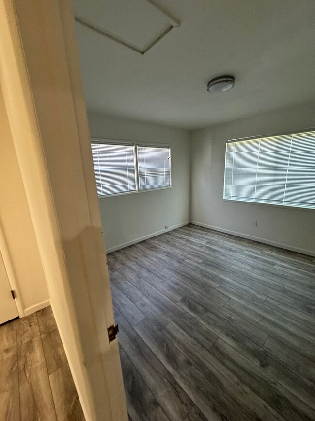 Building Photo - Cherokee Lane 1507-1509