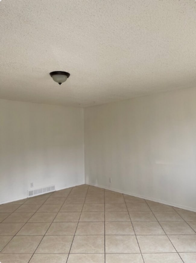 Building Photo - Triplex townhome blocks away from Anshutz Hospital