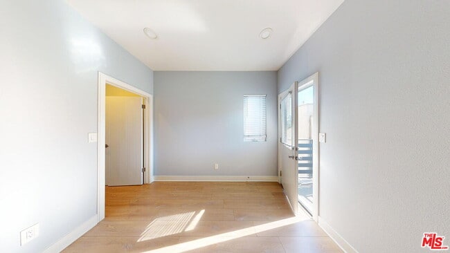 Building Photo - 146 1/2 Rosemont Ave