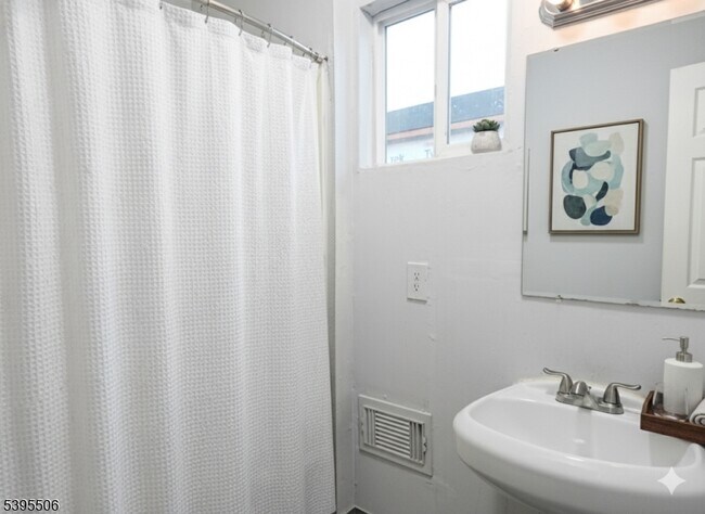 Building Photo - 510 Morris Ave