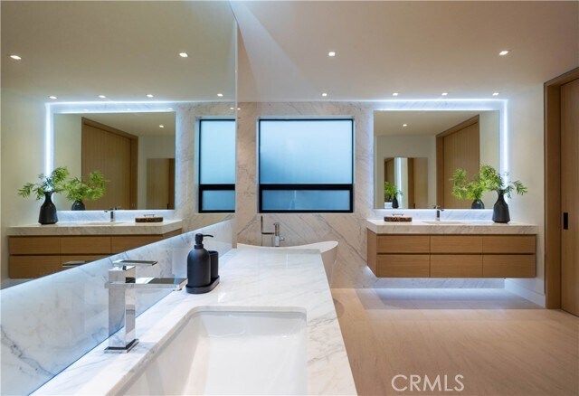 Building Photo - 31899 Circle Dr