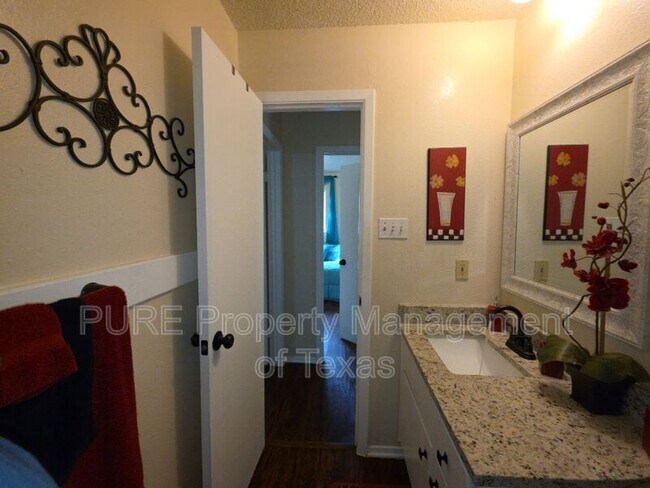 Building Photo - 203 2nd St N