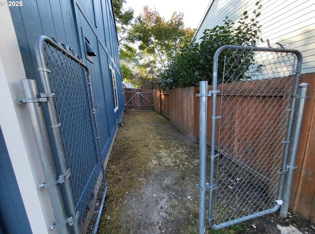 Building Photo - 2114 SE 60th Ave