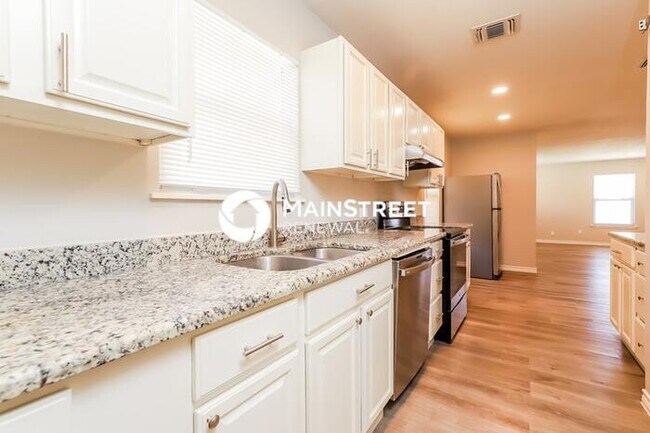 Building Photo - 4 Bedroom Pet-Friendly Home in San Antonio, TX with Main Street Renewal