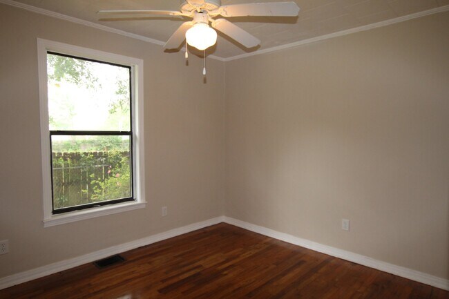 Building Photo - Available Now – 3BR/2BA Home Near HWY 90, ...