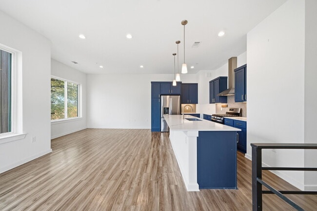 Building Photo - Spacious 3-Bed, 3-Bath Condo with Scenic Views in Vibrant Austin!