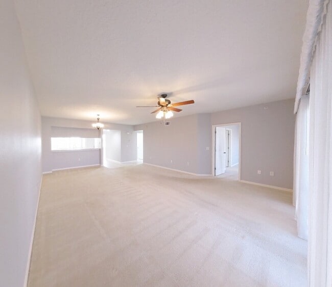 Building Photo - 1200 Country Club Dr