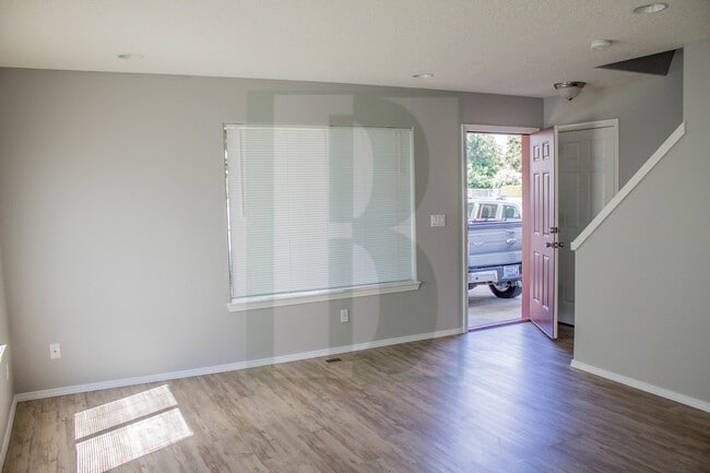 Building Photo - Spacious Updated Duplex in Salem