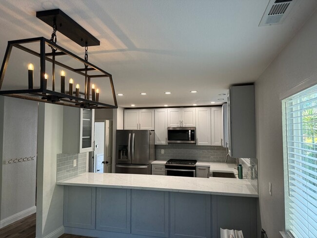Building Photo - Beautifully Updated 3 Bed/2.5 Bath Townhom...