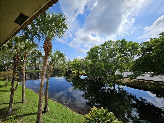 Building Photo - 302 Lakeview Dr