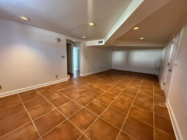 Building Photo - Prime Nashville Location with Comfort & Convenience