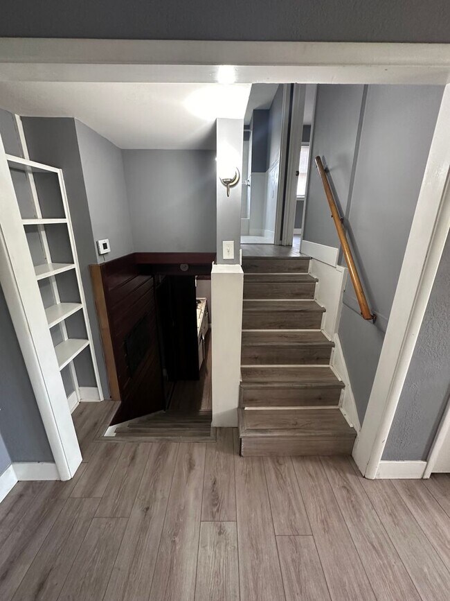 Building Photo - $1495 - 3 bedroom/ 1.5 bathroom - Beautifu...