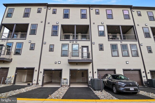 Building Photo - This stunning luxury 2-story condo has 3 beds & 2.5 baths with over 1500 sq ft of living space.