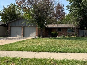 Building Photo - 3 bed 1 bath 2 car garage