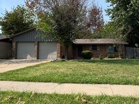 Building Photo - 3 bed 1 bath 2 car garage