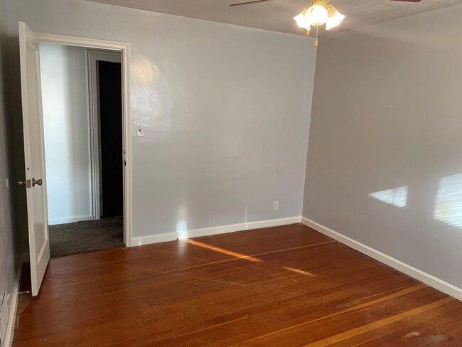 Building Photo - Deposit Moves You In!  3 Bed 1 Bath Home F...