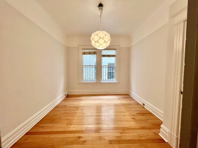 Building Photo - Stunning Edwardian Flat with a Backyard