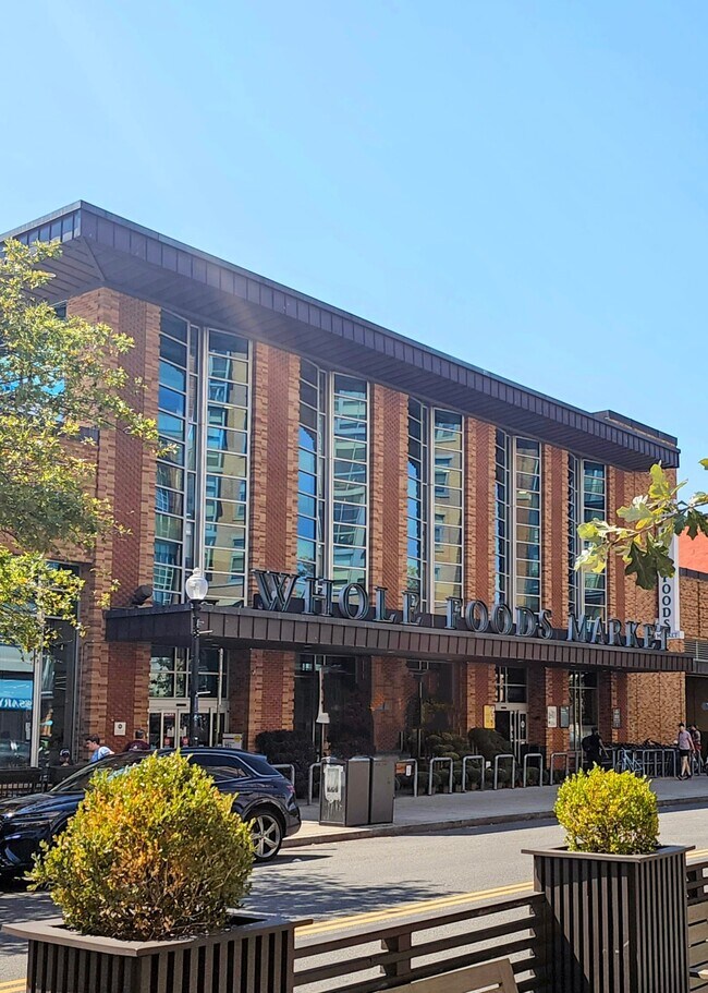 Food market store - 1300 N St NW