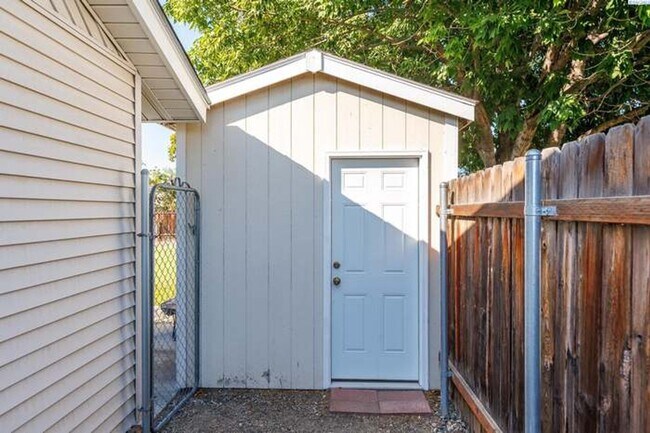 Building Photo - 409 Benham St