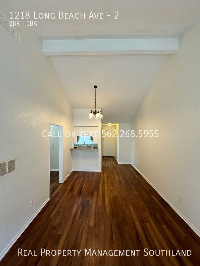 Building Photo - Beautifully Renovated 1 Bed / 1 Bath Apart...