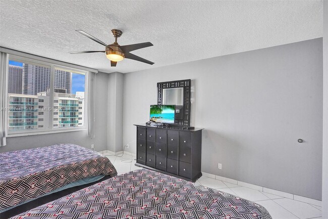 Building Photo - 3725 S Ocean Dr