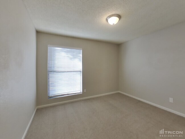 Building Photo - 669 W Barrow Dr