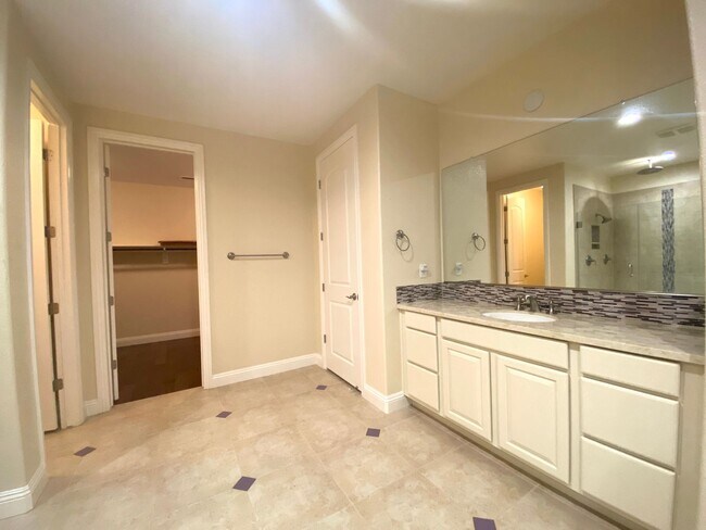 Building Photo - Sommersett 4 bedroom