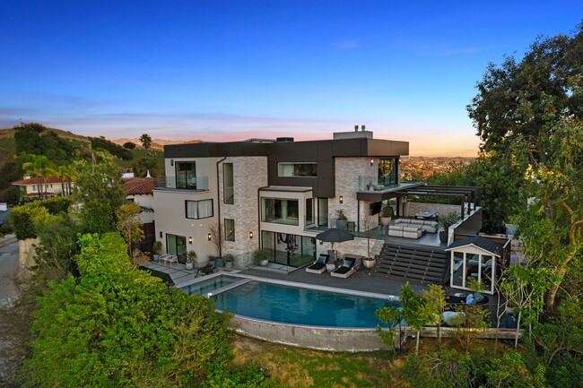 Building Photo - Prestigious Hollywood Hills Home for Rent