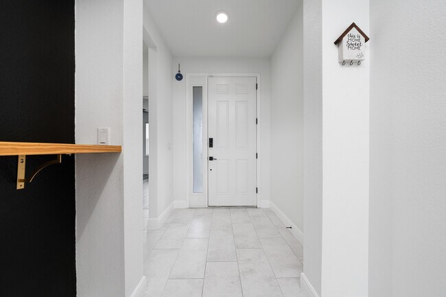 Building Photo - 2591 Seagirt Wy