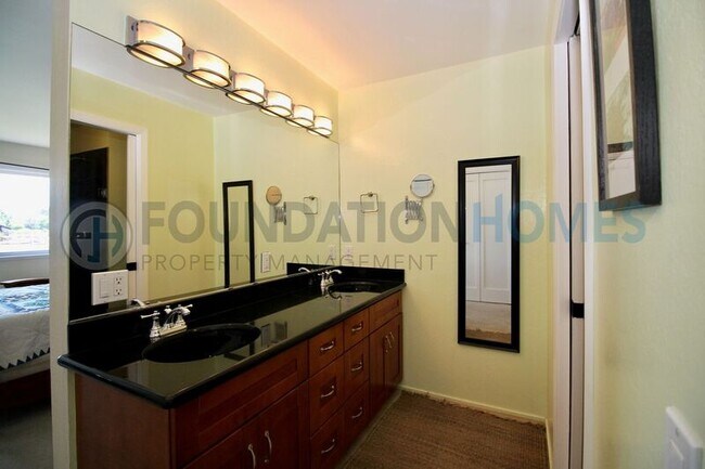 Building Photo - 707 S Eliseo Dr