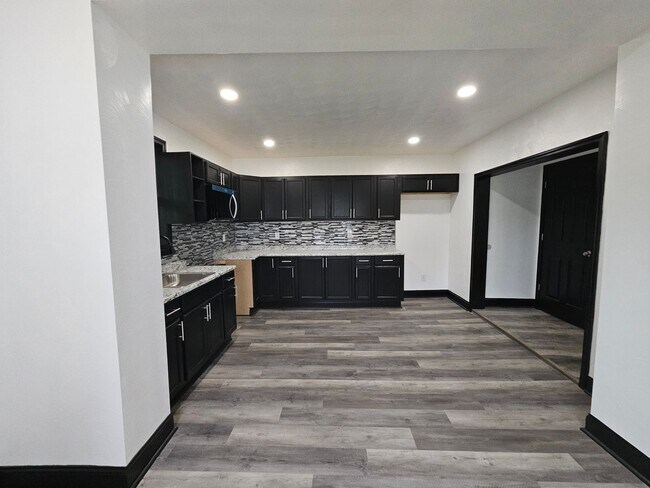 Building Photo - Newly updated 3 Bedroom 1 Bathroom house located in the Hill District!