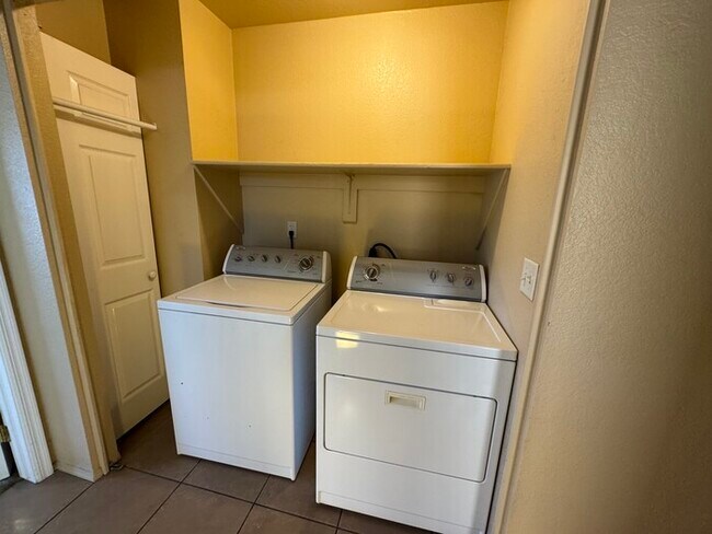 Building Photo - Glendale 3/2 With 2-Car Garage- 1/2 OFF FI...