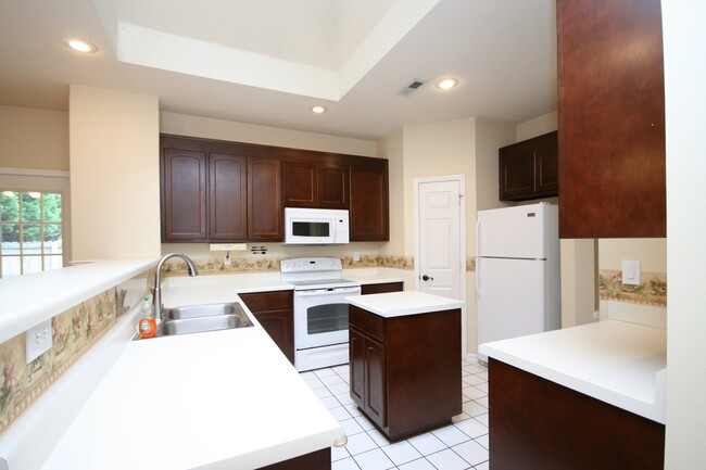 Building Photo - 215 River Oaks Dr