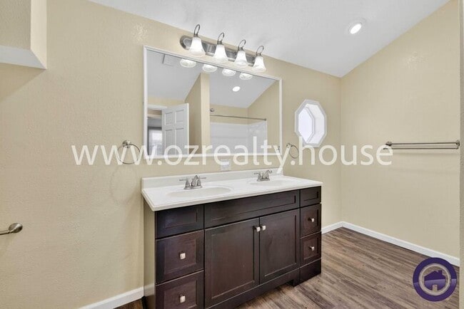 Building Photo - 307 Venice Dr